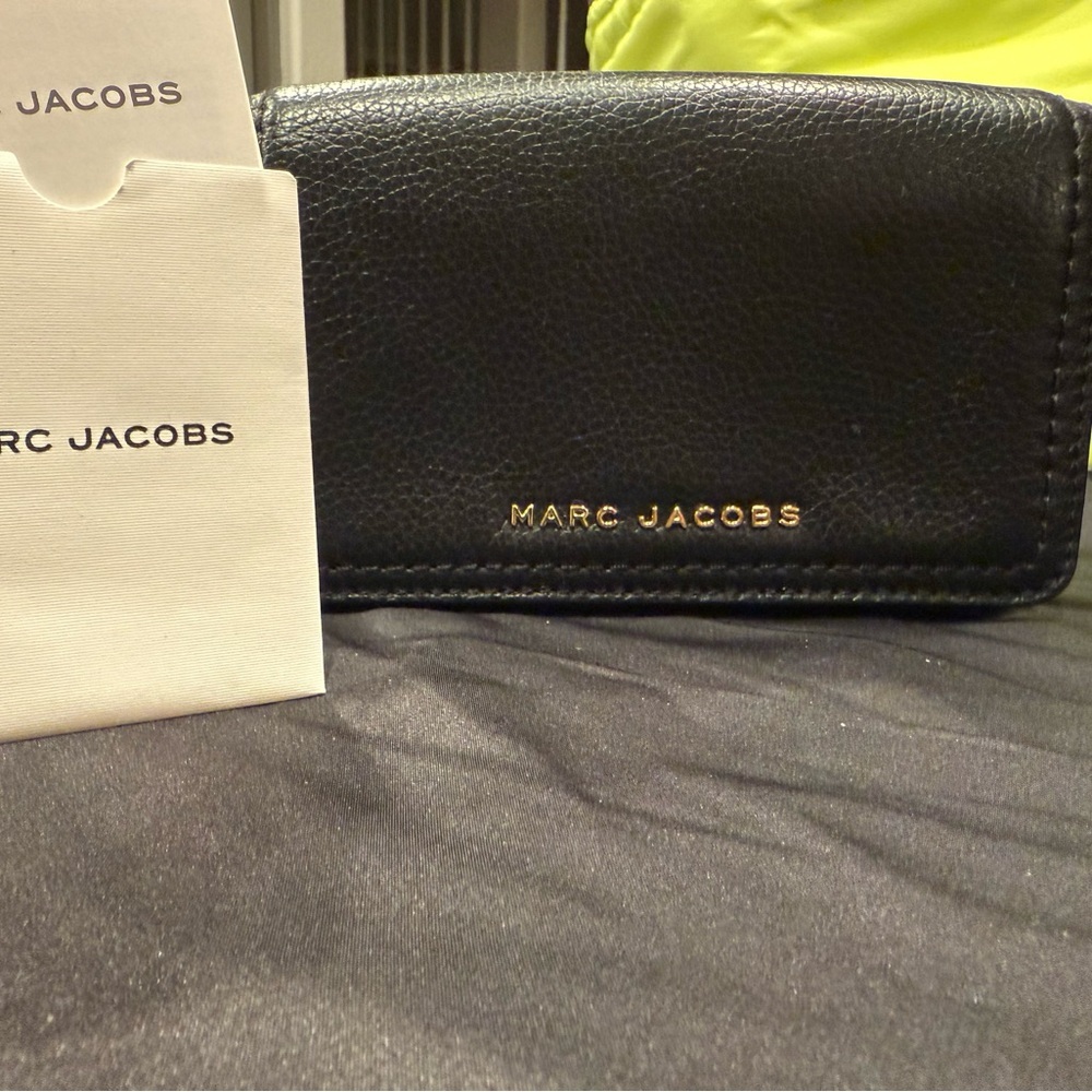 Marc Jacobs Black Groove Leather Mini Bag Crossbody with Gold Hardware - Picture 3 of 16